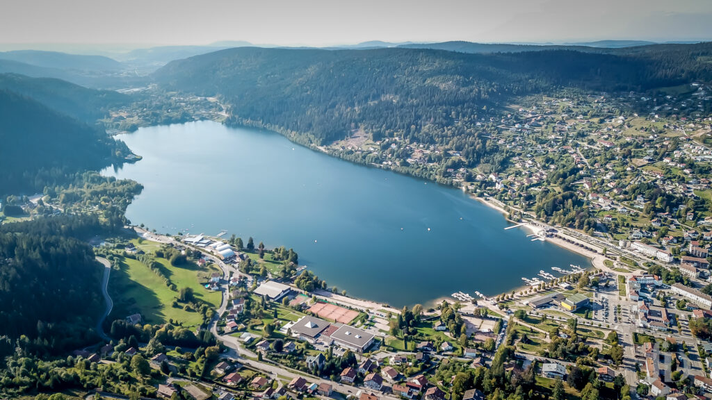 Photographie aérienne du lac de Gérardmer. Utilisation d'un drone pour projets pour agences et autres.