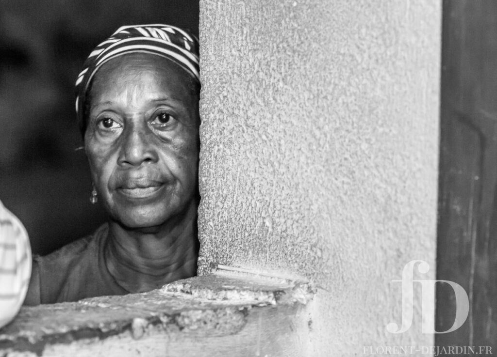 photographie en noir et blanc d'une femme cubaine
