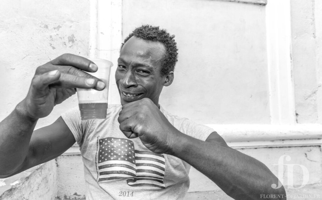 portrait noir et blanc d'un homme cubain tenant un verre